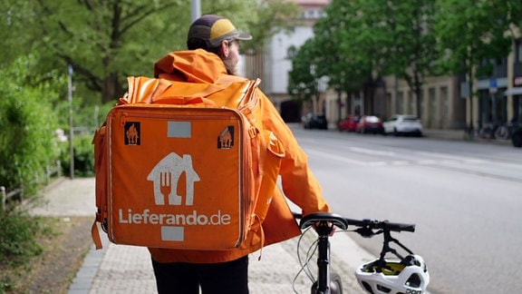 Liferando-Fahrradkurier von hinten