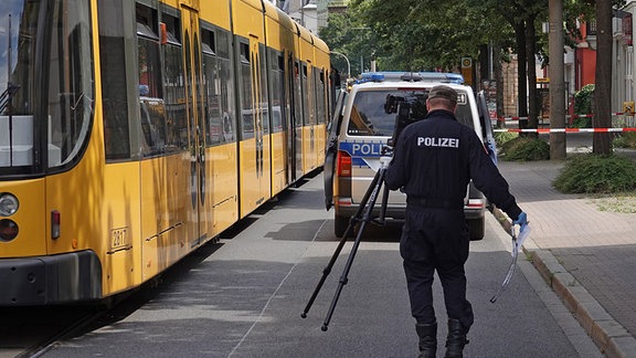 Beweisaufnahme nach einer tödlichen Messerattacke in einer Dresdner Straßenbahn