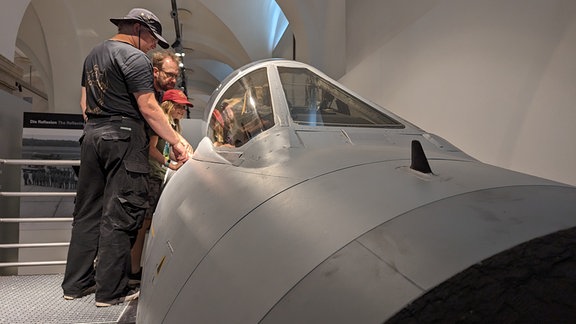 Besuches eines Militärmuseum stehen an einem Kampfflieger. 