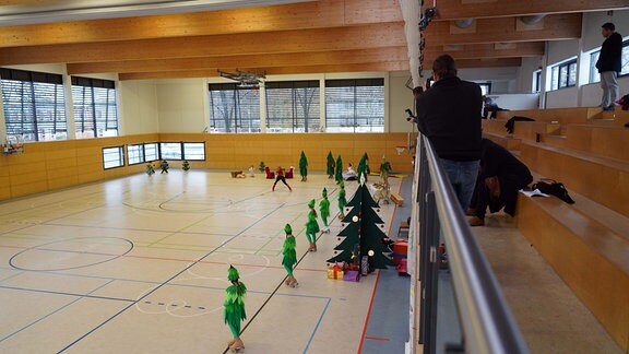 Jungen und Mädchen proben für das diesjährige Weihnachtsmärchen auf Rollschuhen in Dresden.