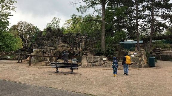 Besucher im Außengelände des Zoos Dresden