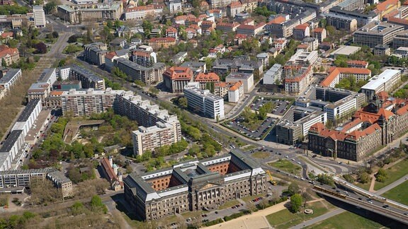 Blick auf das Regierungsviertel in der Inneren Neustadt Dresdens, Plattenbauten der WG Johannstadt, dem Sozialministerium, dem Wirtschaftsministerium und der Staatskanzlei 2020