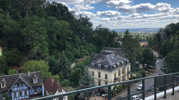 Ein Blick auf die mit Villen bebauten Hänge bei einer Fahrt mit der Standseilbahn.