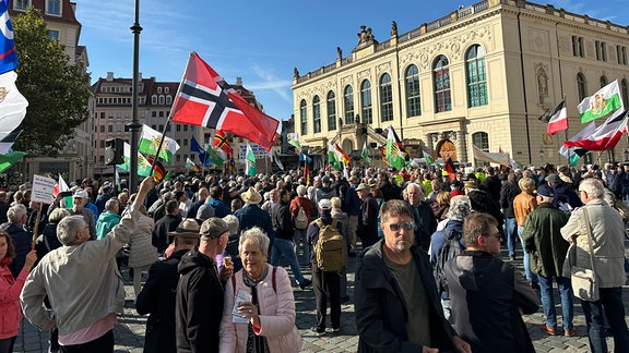 Teilnehmer bei der Pegida-Demo und der Gegenprotest-Demo