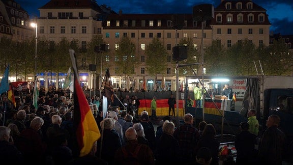 Am Montagabend haben sich Anhänger von Pegida auf dem Neumarkt in Dresden versammelt.