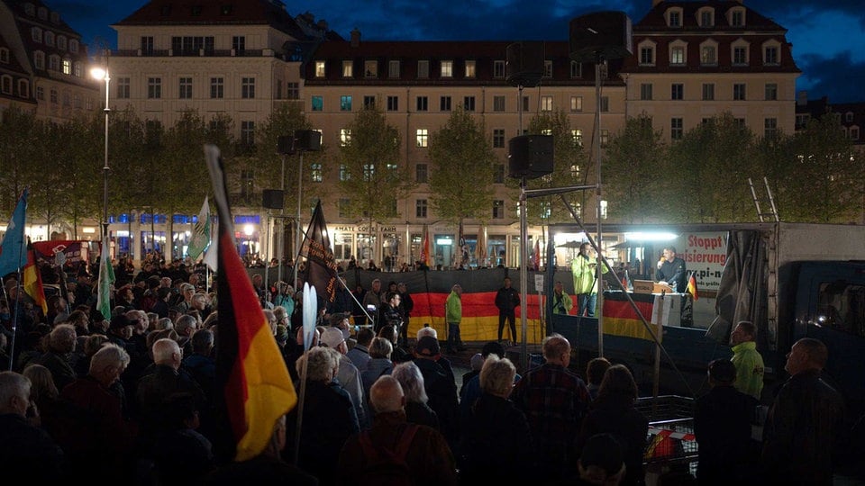 Hitlergrüße bei Pegida in Dresden | MDR.DE