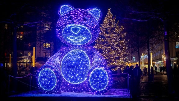 Ein riesiger Teddy ampfängt die Besucher auf dem Augustusmarkt.