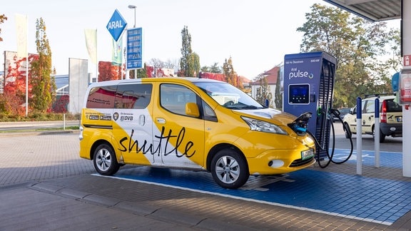 Mobishuttle der Dresdner Verkehrsbetriebe und dem Softwareanbieter Via an einer Ladesäule einer Aral-Tankstelle