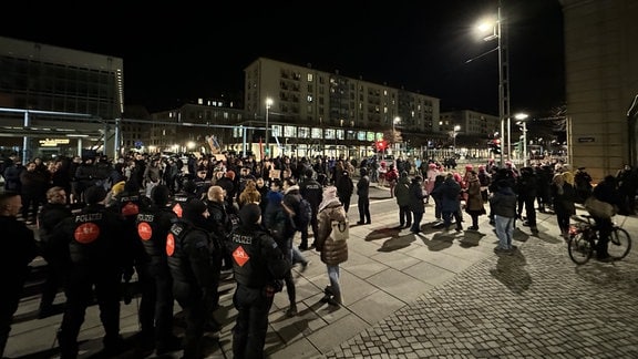 Poliziwsten in voller ausrüstungsmontur stehen auf dem altmarkt in Dresden. Sie müssen am abend des 13.2.2024 Protestgruppen von rechtsradikalen Gruppierungen trennen.