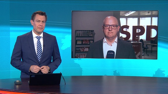 MDR-Moderator Gunnar Breske interviewt den sächsischen SPD-Vorsitzenden Henning Homann in einer Fernsehschalte, beide sind zusehen. Breske im Studio, Homann in einem SPD-Büro