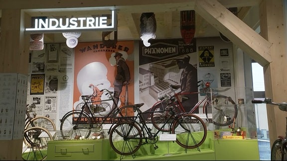 Historische Fahhräder in einer Ausstellung