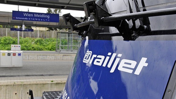 Triebwagen der Gesellschaft Railjet auf der Strecke Brno - Wien.