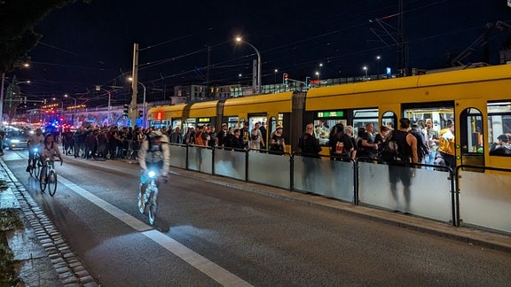 Viele Menschen gehen nach einem Konzert zur Straßenbahn. 