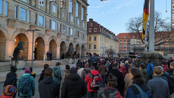 Menschen stehen vor dem Rathaus in Dresden un warten auf den Beginn einer Gedenkveranstaltung am 13.2.2024