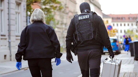 Polizeibeamte bei Durchsuchungsmassnahmen in der Dresdner Neustadt