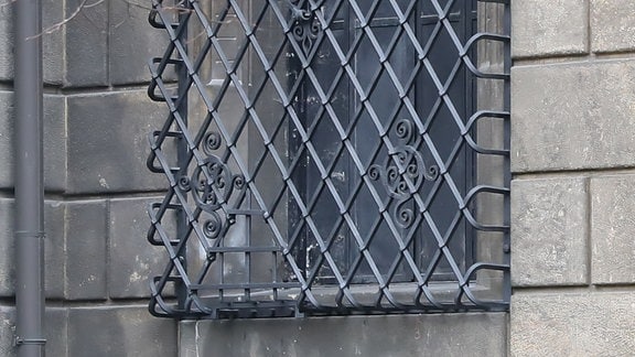 Grünes Gewölbe Dresden Außenansicht, repariertes Gitter, Schließschild
