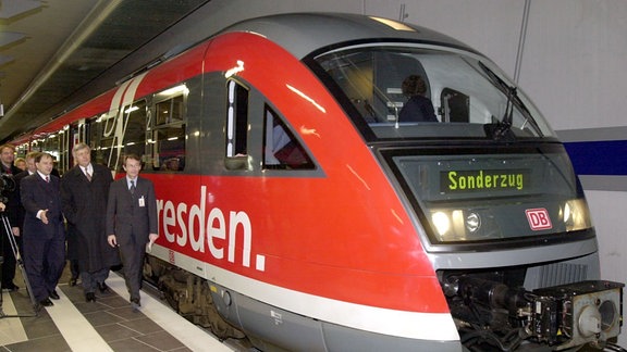 Eine S-Bahn kommt im unterirdischen Bahnhof am Terminal des Flughafens Dresden an. 