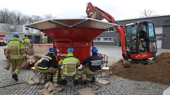 Feuerwehr füllt Sandsäcke in Dresden Laubegast