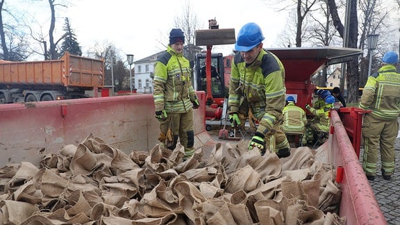 Feuerwehr füllt Sandsäcke in Dresden Laubegast