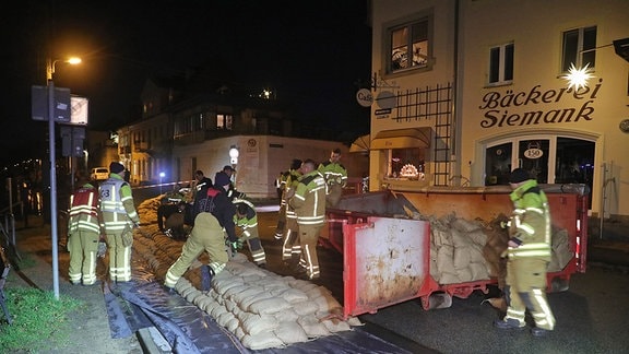 Feuerwehr verbaut Sandsäcke gegen das Hochwasser in Dresden-Laubegast.