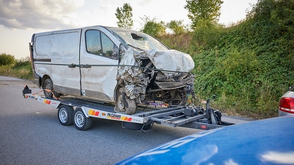 Ein demoliertes Auto auf einem Hänger