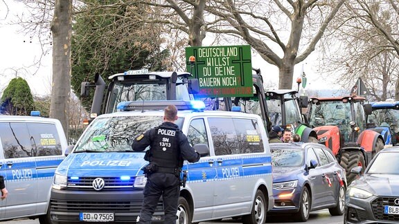 Polizei stoppt Traktoren in Dresden.
