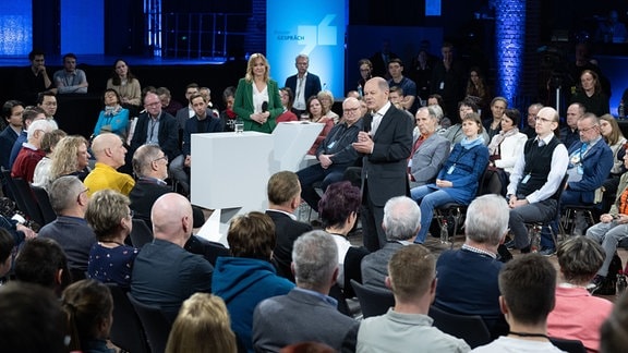Bundeskanzler Olaf Scholz (SPD, M) spricht während des Bürgerdialogs „Kanzlergespräch“ 
