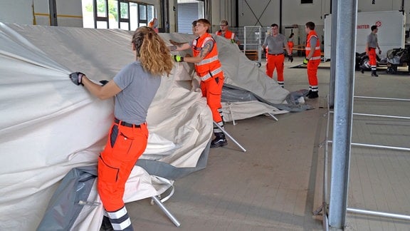  Katstrophenhelfer der Johanniter bauen Zelte auf