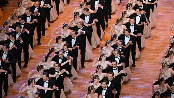 Die Debütanten-Paare tanzen beim 16. Dresdner Semperopernball in der Semperoper.