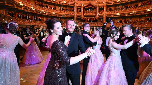 Michael Kretschmer und seine Frau Annett Hofmann tanzen den Eröffnungswalzer beim 16. Dresdner Semperopernball