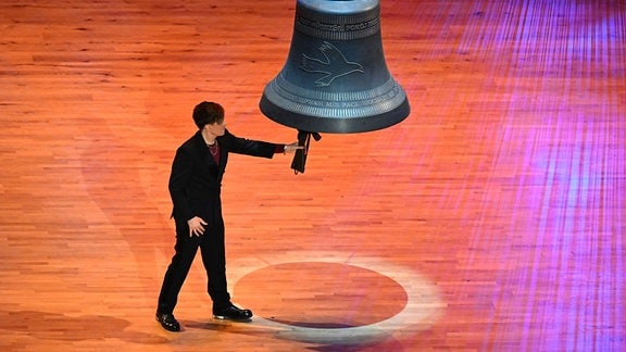 Michael Patrick Kelly läutet die Glocke zu einer Schweigeminute beim 16. Dresdner Semperopernball