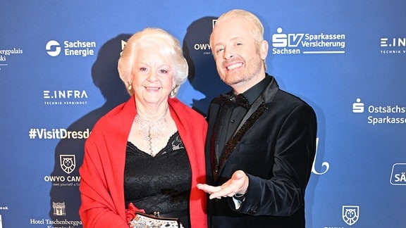Ross Antony, Sänger & Entertainer, mit seiner Mutter Vivien Catterall beim 16. Dresdner Semperopernball in der Semperoper.
