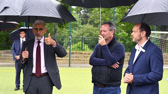 v.l.: Sachsens Innenminister Armin Schuster, Sportbürgermeister Jan Donhauser, David Fischer Geschäftsführer Kommunikation Dynamo, Übergabe Fördermittelbescheid für den Neubau des Kunstrasenplatz am Rudolf Harbig Stadion.