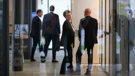 Sabine Zimmermann (l), Co-Vorsitzende des BSW Sachsen, und Henning Homann(r), Co-Vorsitzender der SPD in Sachsen, sprechen nach der ersten Runde der Sondierungsgespräche zwischen CDU, BSW und SPD zur Bildung einer Landesregierung in Sachsen im Landtag auf dem Flur, im Hintergrund stehen Michael Kretschmer (CDU), Ministerpräsident von Sachsen, und Conrad Clemens (CDU, l-r), Chef der Staatskanzlei. Das mögliche Regierungsbündnis aus CDU, BSW und SPD wird Brombeere genannt, weil die Frucht je nach Reifegrad schwarz, lila oder rot sein kann. Dies sind die Farben der drei beteiligten Parteien.