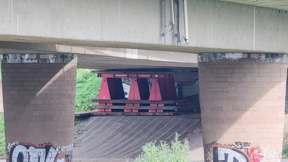 Ein Unterbau stützt den nicht eingestürzten Teil der Carolabrücke.