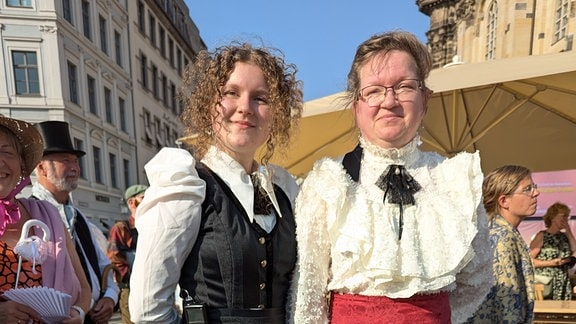 Zwei Frauen in Kleidern aus der Zeit der Romantik. 