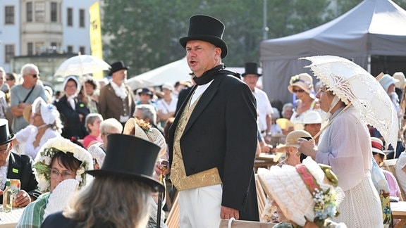 Dirk Hilbert (FDP), Oberbürgermeister von Dresden, nimmt an einer sogenannten Stadtwette auf dem Neumarkt teil. 