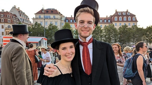 Ein junges Paar in Dresden hat sich in Rock, Zylinder und Kleider geworfen, um an der Stadtwette mitzumachen.