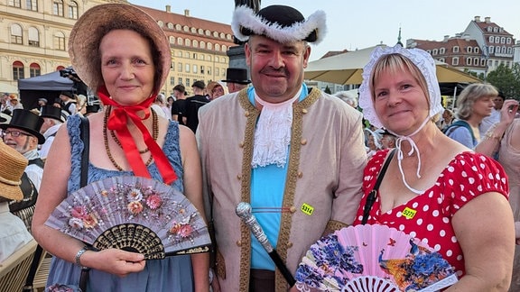 Drei Romantik-Fans kamen in Dresden in Rock, Zylinder und Kleidern auf den Neumarkt zur Stadtwette.