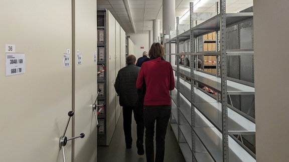 Besucher in einem Archivraum