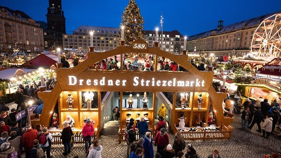 Menschen auf dem Weihnachtsmarkt in Dresden.