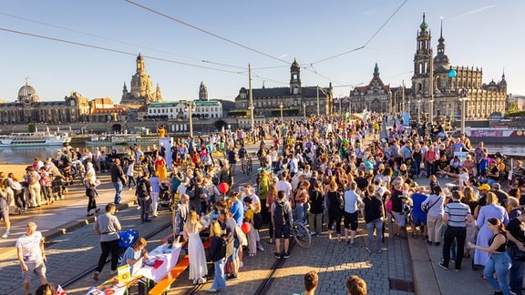 Dresden ißt bunt auf der Augustusbrücke und dem Schlossplatz.