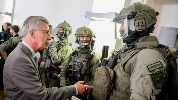 Bundesinnenminister Thomas de Maizière (CDU) spricht am 08.08.2017 in Berlin bei dem Besuch der neuen Bundespolizeidirektion 11 mit GSG9-Spezialeinsatzkräften. 