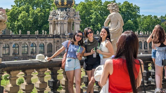 Chinesisches Touristinnen am Zwingerhof