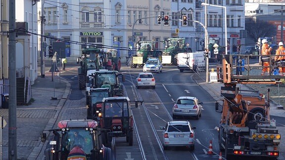 Traktoren fahren durch Dresden.