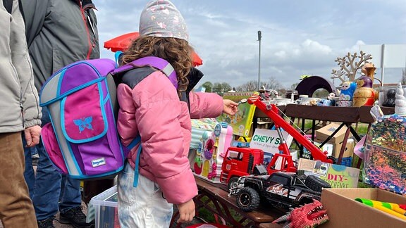 Menschen auf Trödelmarkt