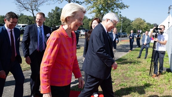 Ursula von der Leyen (CDU, M), EU-Kommissionspräsidentin, wird anlässlich eines symbolischen Spatenstichs auf dem künftigen Gelände einer Chipfabrik unter der Bezeichnung European Semiconductor Manufacturing Company (ESMC) von C.C. Wei (r), TSMC-Konzernchef, begrüßt.