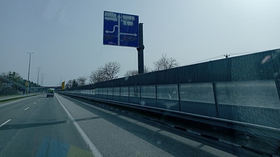 Autobahnschild in Ukraine mit übermalter Schrift