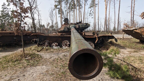 Blick in Rohr eines Panzers mit zur Seite gedrehtem Turm