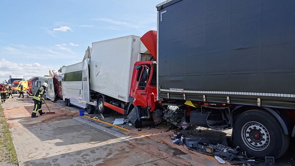 Unfall mit mehreren Lkw auf A4 bei Dresden